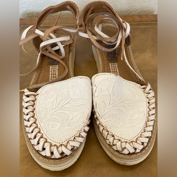 White Tie Lace Up Huaraches with Rose Design Marked Ashley Made in Mexico Sz 9 - Picture 3 of 11